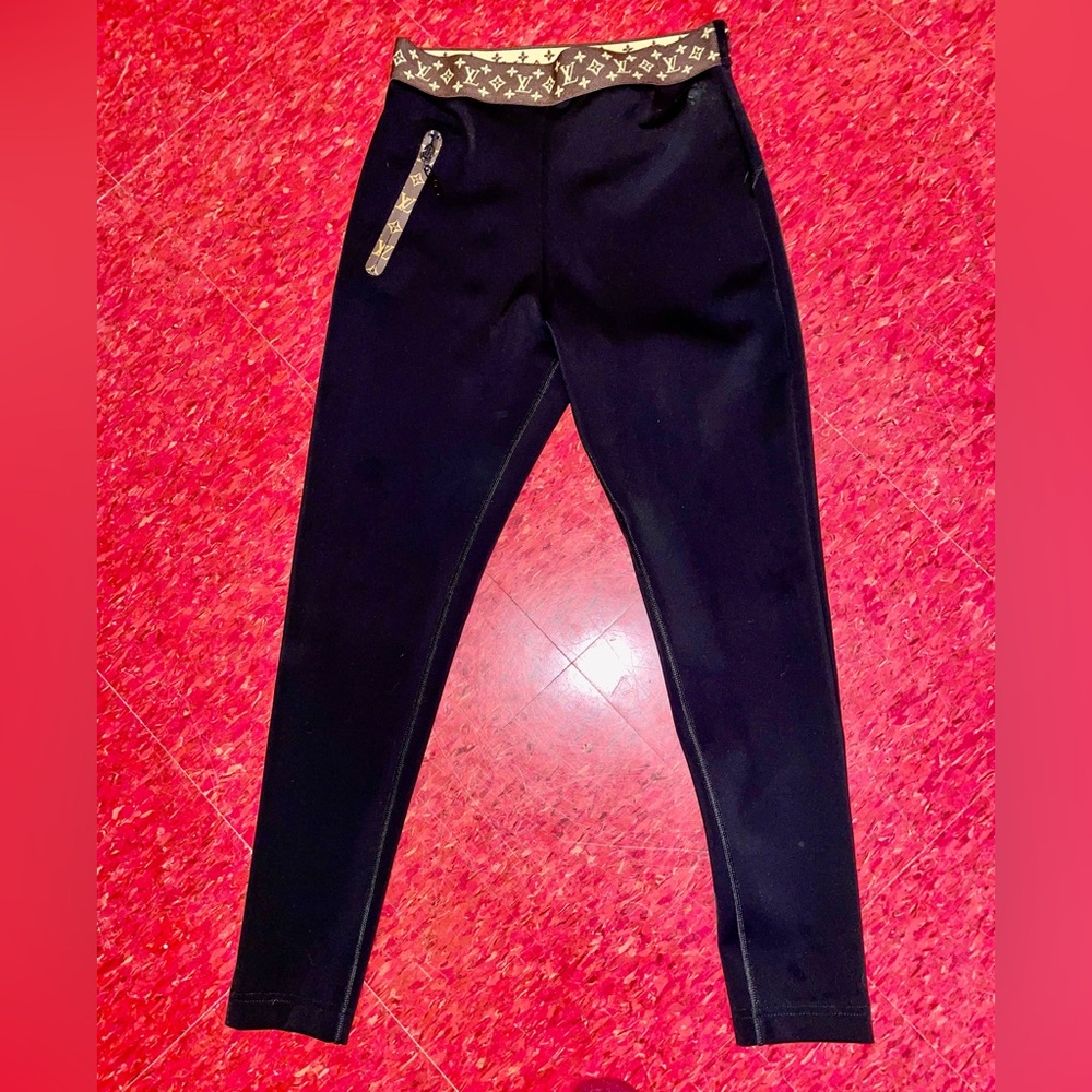 LOUIS VUITTON LOGO LEGGINGS PANTS WORKOUT ELASTENE YOGA JOGGERS EUC
SZ 36 S-xs